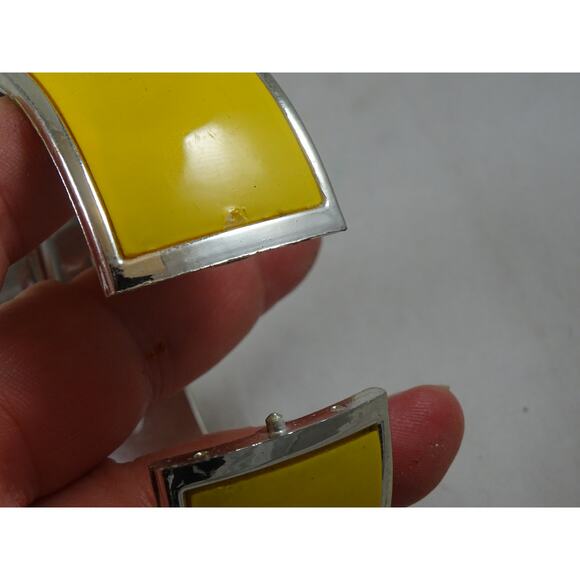 Vintage Yellow Clamp Bracelet, Chunky Hinged Bangle Mod Clamper - Picture 5 of 7